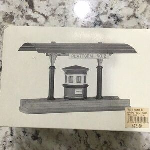 Dept 56 Heritage Village “Victoria Station Train Platform”